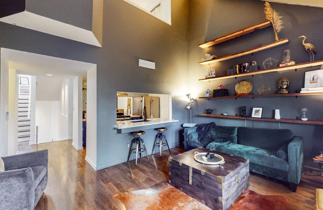 Spacious mid-century 2BR/2BA loft, minutes from Atlanta Braves Stadium/Battery