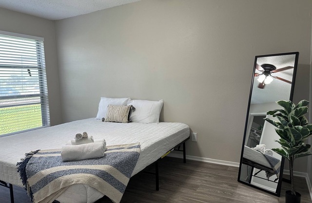 Spacious modern 2 bdrm apt with pool, washer/dryer, internet, great location