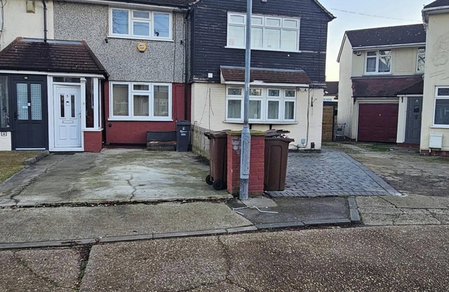 Spacious & Modern 2-Bed House in Dagenham