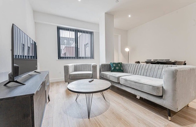 Spacious & Modern 2 Bed Apartment in Solihull