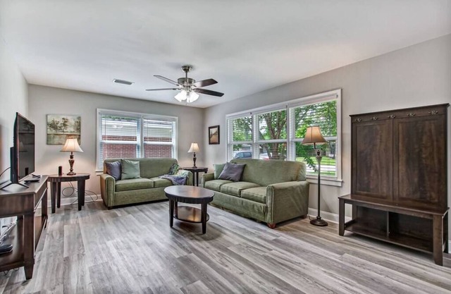 Spacious & Modern 3 Bedrm Home Across from NAS Jax
