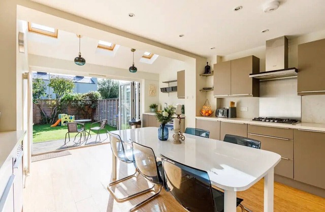 Spacious & Modern 4 Bedroom House in Central Windsor