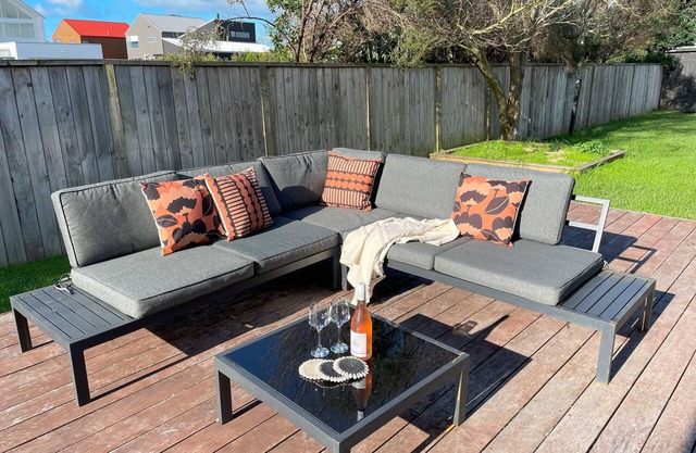 Spacious, modern and central by the estuary.walk every where!