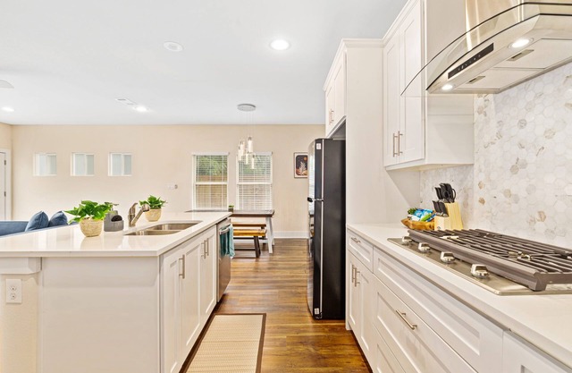 Spacious Modern Chic 5BR Home in Dallas - 9 Beds!
