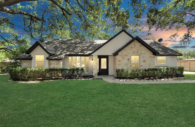 Spacious Modern Cottage Perfect for Families & Pets ~ Gated Parking ~ Sleeps 9+