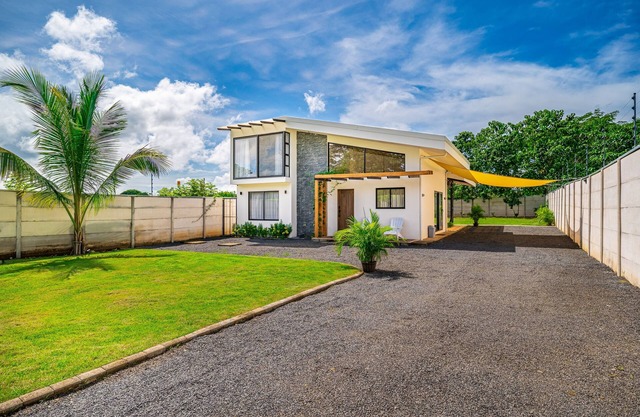 Spacious modern home with firepit, lush yard, dog friendly & near beach