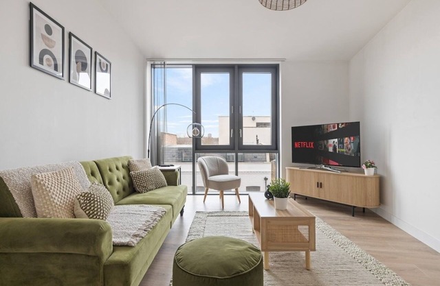 Spacious & Modern Flat! Excellent Transport Links