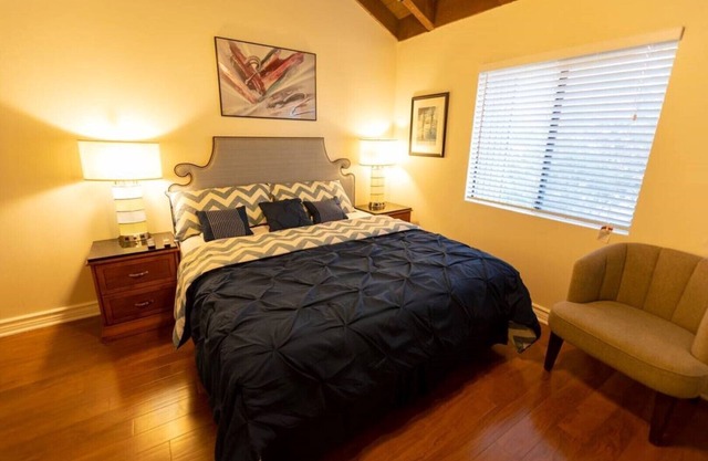 Spacious Modern home in Anaheim 2bedrooms,2.5bathrooms -Ideal for 31+ day stays
