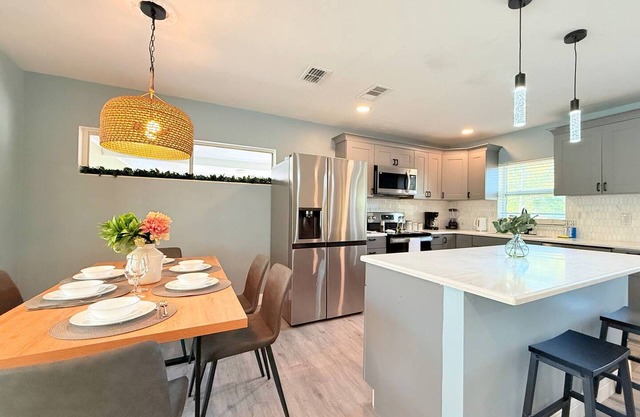 Spacious Modern, King bed, Game room & more