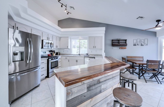 Spacious Modern/Rustic Home, Minutes from Las Vegas Strip!