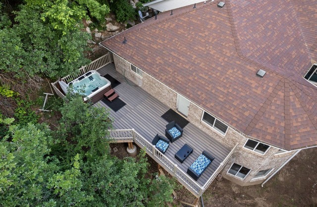 Spacious Mountain Hideaway 4 BD 3 BA W/Hot Tub