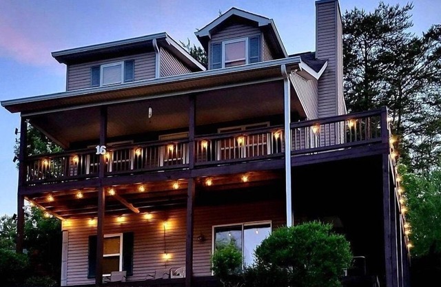 Spacious mountain home in Helen Georgia! Innsbruck community HOT TUB! FIRE PIT!