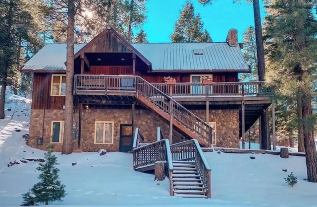 Spacious Mountain Lodge-Style Home