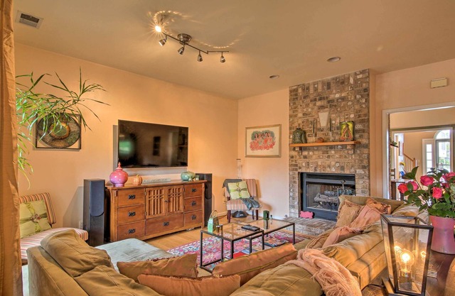 Spacious Nashville Townhome - 1 Mi to Downtown!