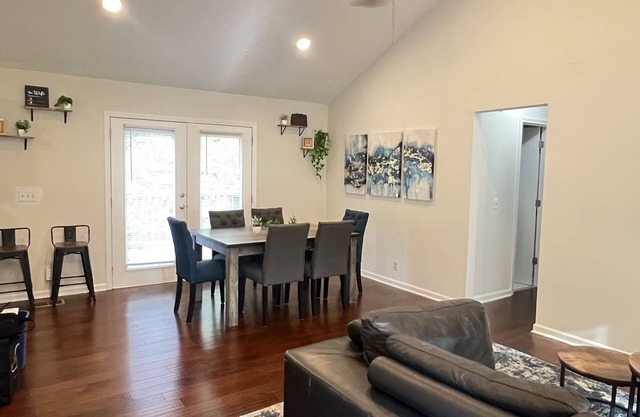 SPACIOUS Newly Renovated Pet Friendly Home Minutes to Downtown, Airport and More