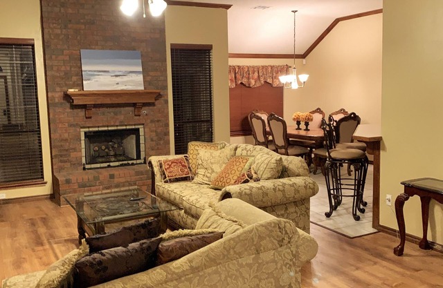 Spacious Oasis - 4 BDRM Top Luxury Home in Edmond!n