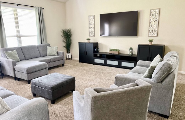 Spacious Oasis 5BR/4BA Lackland AFB BMT Riverwalk