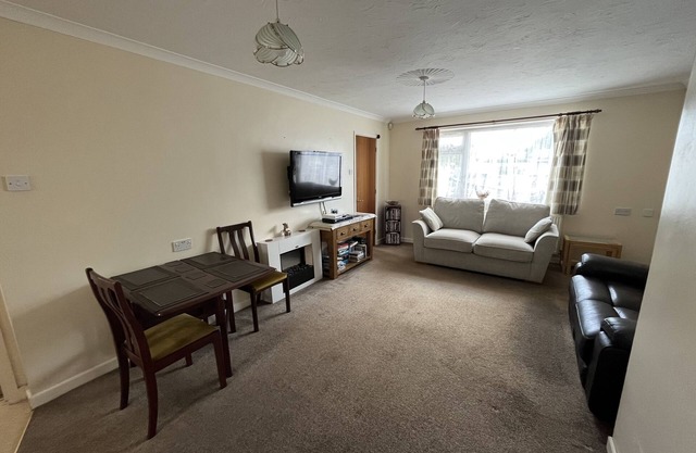 Spacious one bedroom apartment with off road parking + free wifi