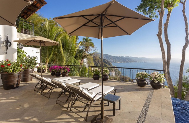 Spacious, Open-Air Villa w/Unequaled Luxury/Views, 5 Mins to Town, Chef & Staff