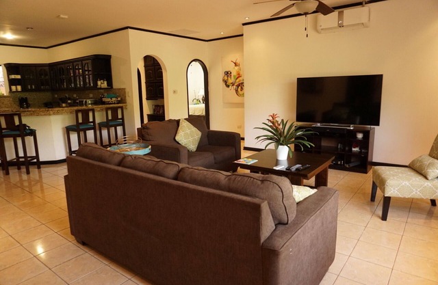 Spacious, Peaceful Central Pacific Jungle House Near Los Sueños Marina