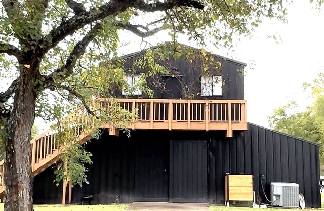 Spacious Peaceful Get-Away with a barn to host Events!