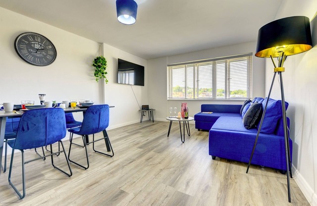 Spacious Penthouse - 2 Bed Apartment with secure parking