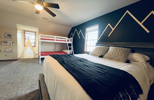 Spacious Pet Friendly Home with -Mountain Views -BBQ grill & Fire Pit