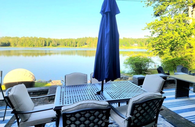 Spacious Pet Friendly Waterfront w/Hot Tub & Yogo Studio-Sleeps 10!