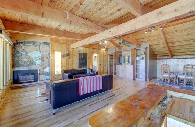 Spacious Pinedale Home w/Mountain Range View