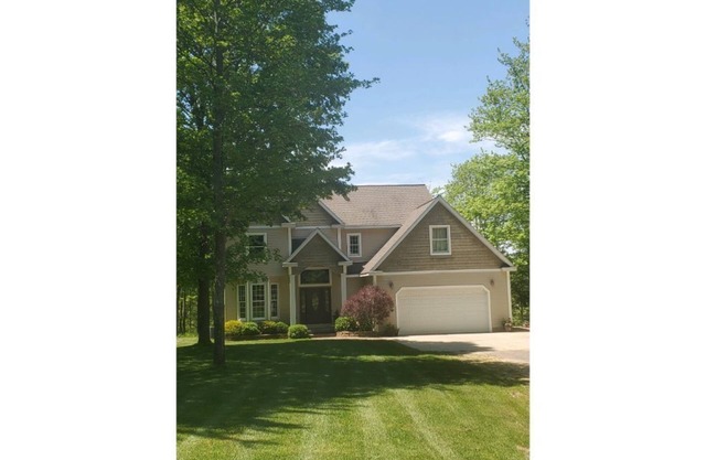 Spacious Private 4 bedroom 3 1/2 bath home Close to Horse Show, Torch Lake