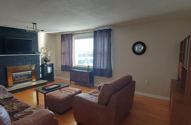 Spacious Private 5 beds, 2.5 bath House - 2 minutes to 401 (5 mins to Kingston)