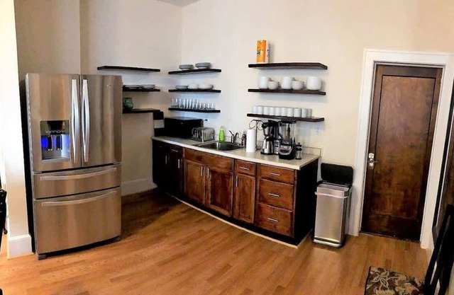 Spacious Private Bedroom in Downtown – 5 Min Walk