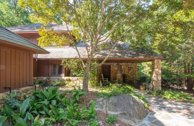 Spacious, private, in nature near town