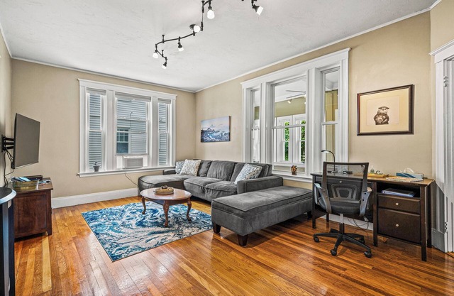 Spacious & Private, Next to Boston & Beach, EVchrg