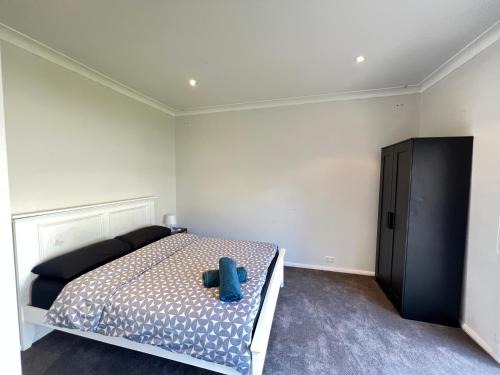 Spacious Queen Room next to Station and Shopping Centre - SH2