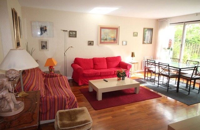 Spacious, quiet family flat with terrace and parking in the 18th Montmatre