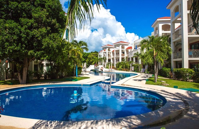 Spacious, quiet and safe condo one block from the beach in Playacar