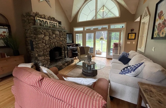 Spacious & quiet near golf, lakes, skiing & hiking