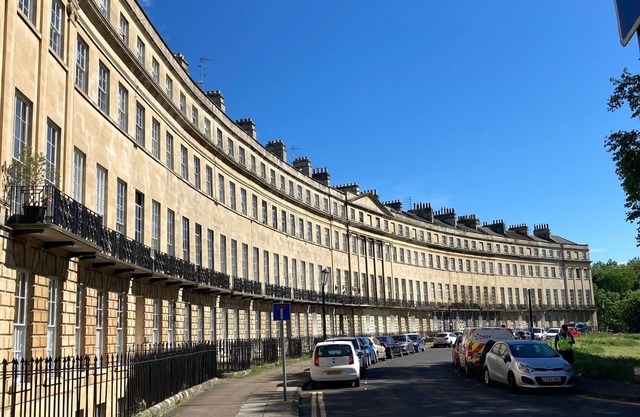 Spacious Regency Crescent Idyllic Location