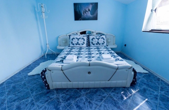 Spacious Renovated Top Floor of a House & PrivateTerrace