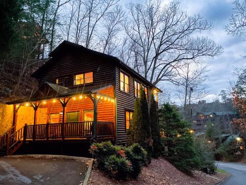 Spacious Resort Log Cabin, Easy Drive, Hot Tub, Arcade Gameroom, Mountain Vibe