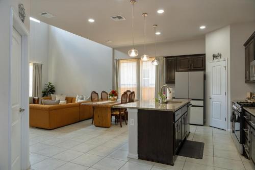 Spacious Retreat - 3 King Beds - Free Parking