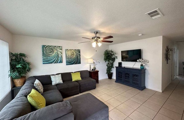 Spacious Retreat 4 Bdr House!