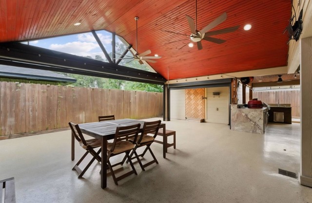 Spacious Retreat: Cozy Bedrooms, Gourmet Kitchen & Outdoor Oasis!