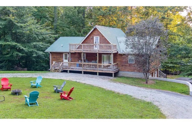 Spacious Retreat on Dale Hollow! Walking distance to Safe Harbor Wisdom Dock.