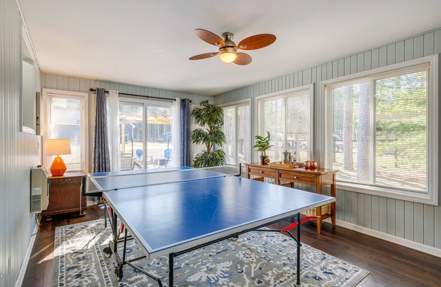 Spacious Retreat w/Games, 0.7 Mi to Higgins Lake!