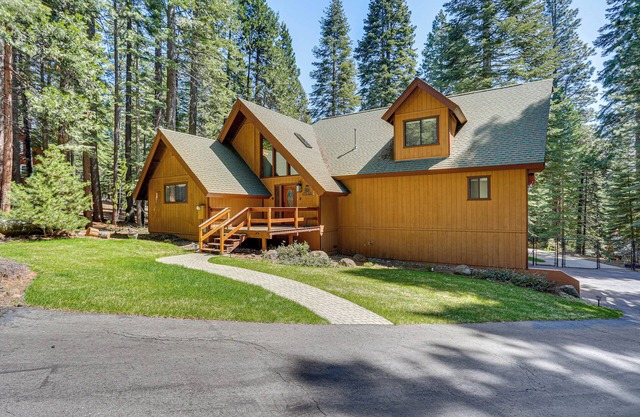 Spacious Retreat w/Backyard: 1 Mi to Lake Almanor