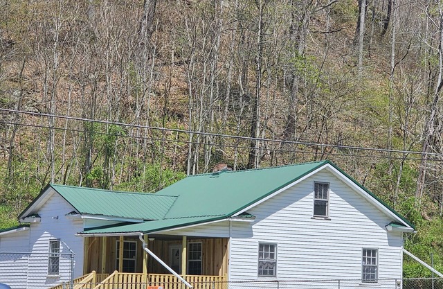 Spacious riding retreat 4 BR Outlaw House/ATV Riding 10beds-Large Parking