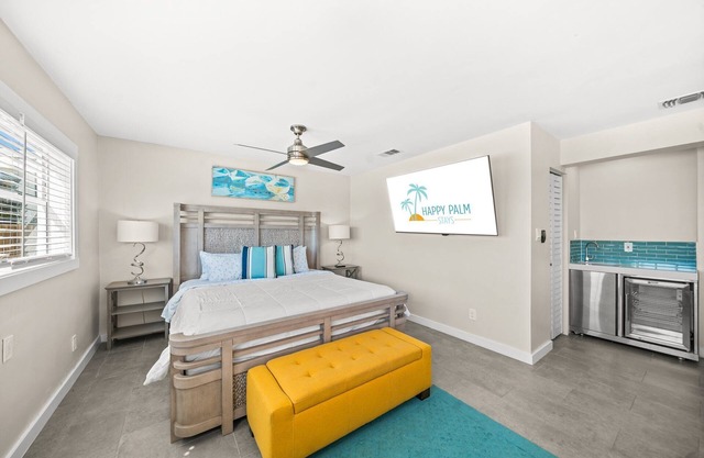Spacious Riverfront Compass Suite W/Private Beach Access, Fire Pit, & BBQ Grills 🌴