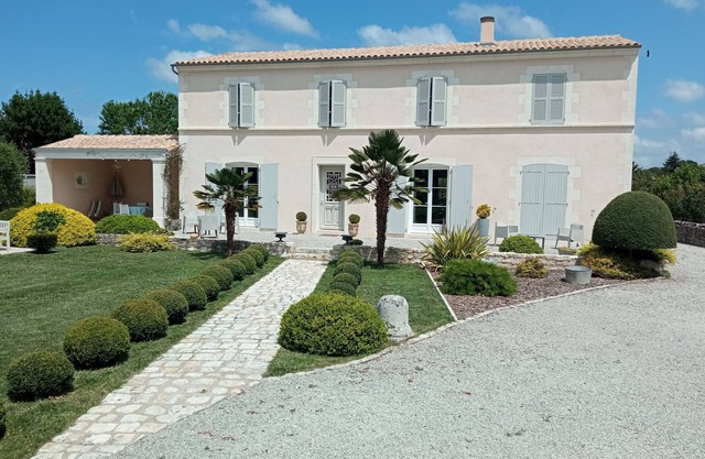 Spacious room in charming Charentaise